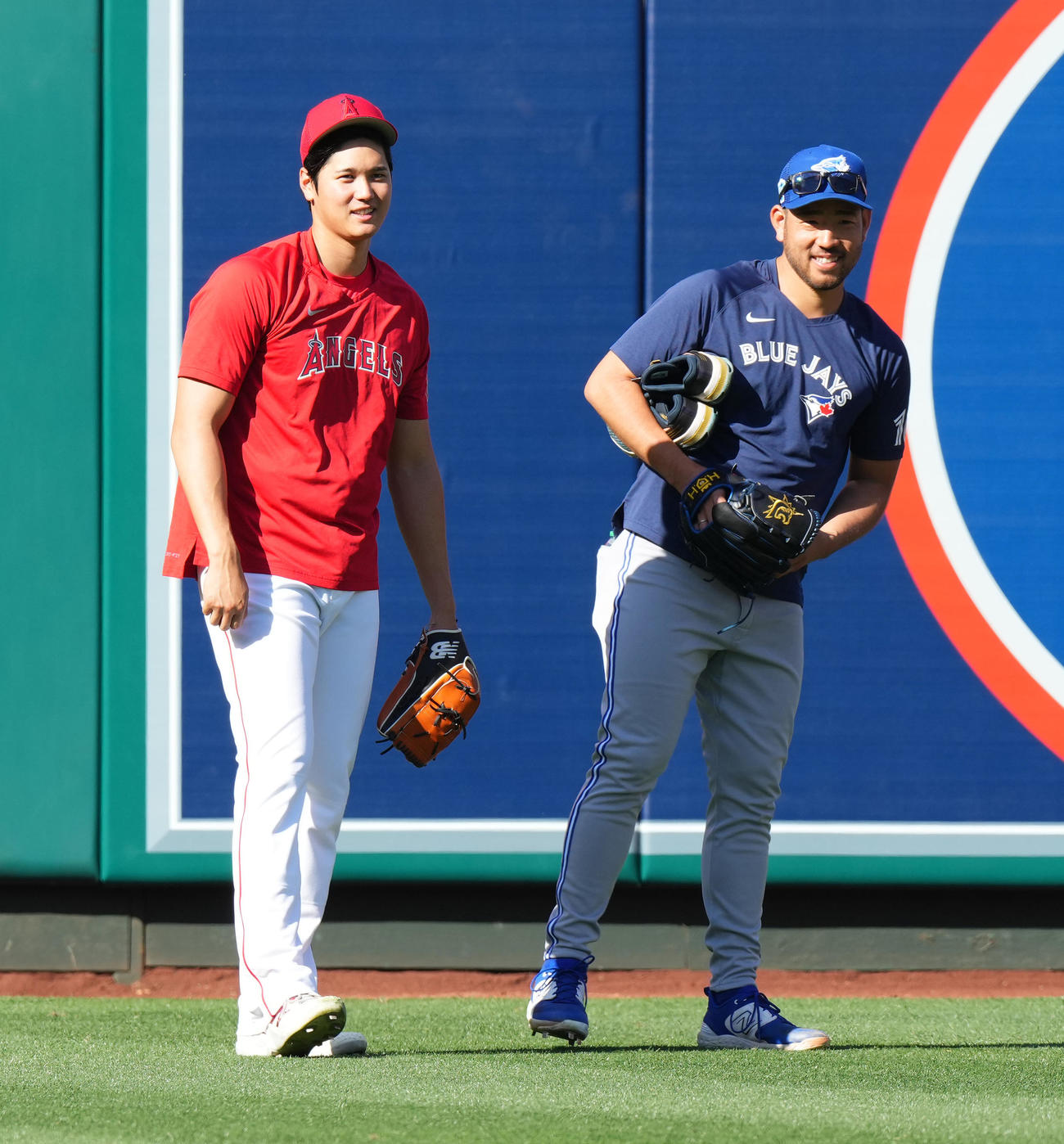 エンゼルス対ブルージェイズ　試合前、ブルージェイズ菊池（右）と話すエンゼルス大谷（撮影・菅敏）