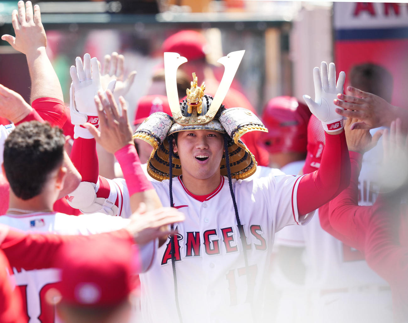 エンゼルス対ブルージェイズ　3回裏エンゼルス1死一塁、中越えに2点本塁打を放ち、かぶとをかぶりタッチをする大谷（撮影・菅敏）