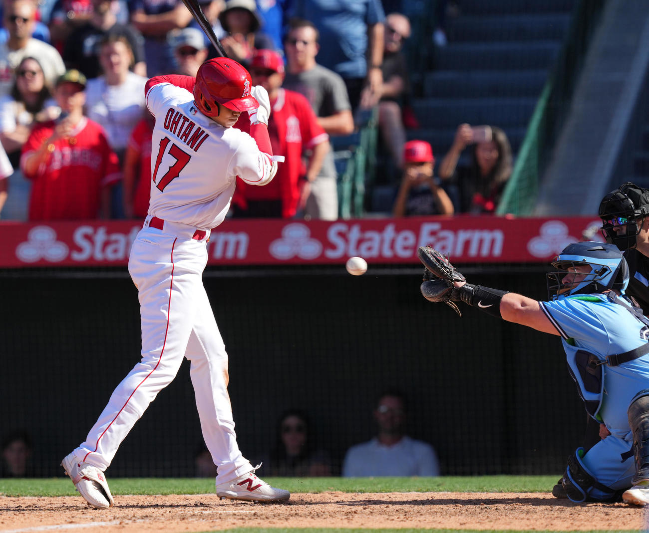 エンゼルス対ブルージェイズ　9回裏エンゼルス2死一、二塁、四球を選ぶ大谷（撮影・菅敏）