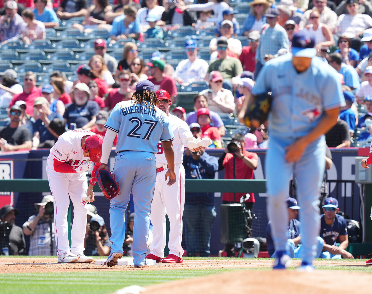 エンゼルス対ブルージェイズ　1回裏エンゼルス1死一塁、菊池（右）から一ゴロに倒れる大谷（撮影・菅敏）