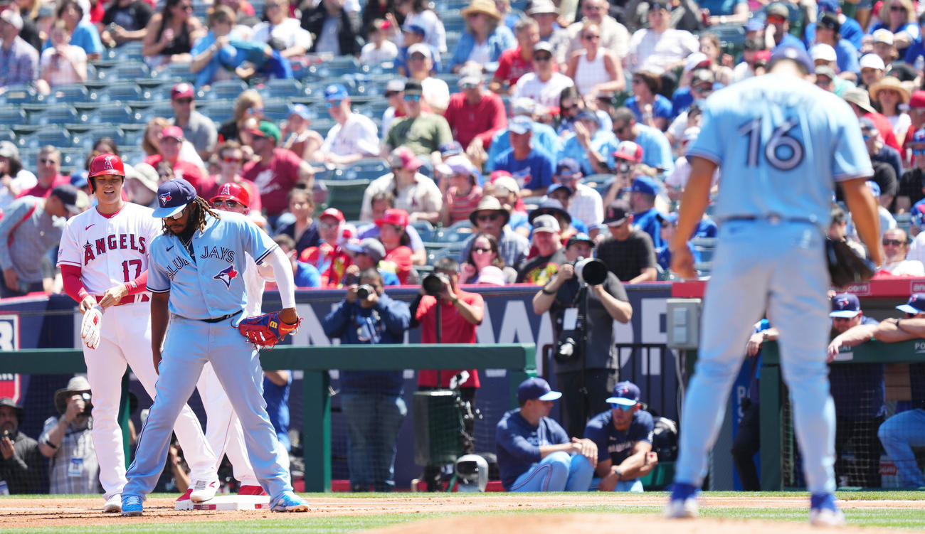 エンゼルス対ブルージェイズ　1回裏エンゼルス1死一塁、菊池（右）から一ゴロに倒れる大谷（撮影・菅敏）