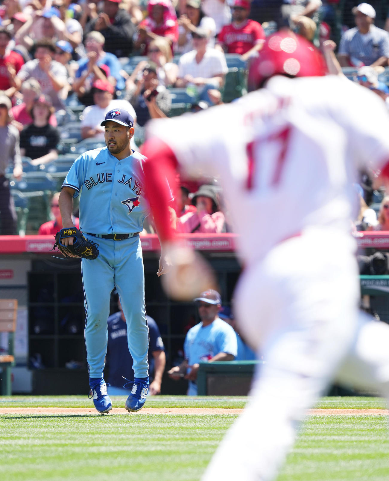エンゼルス対ブルージェイズ　1回裏エンゼルス2死一塁、レンドンの左適時打で一塁から生還する大谷（手前）を前にする菊池（撮影・菅敏）