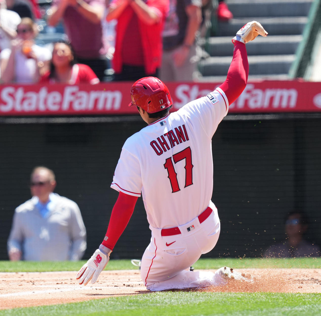 エンゼルス対ブルージェイズ　1回裏エンゼルス2死一塁、レンドンの右適時打で一塁から生還する大谷（撮影・菅敏）