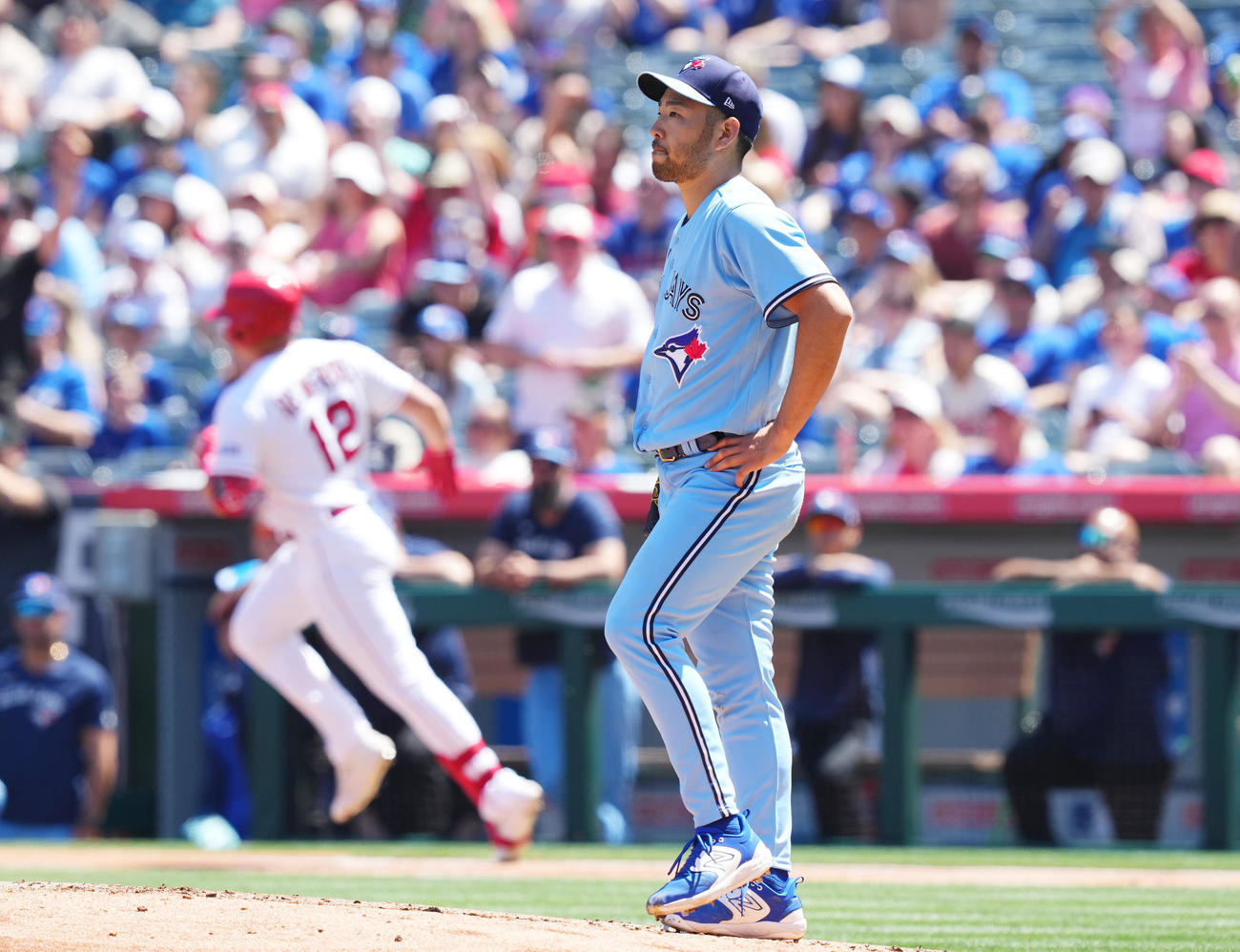 エンゼルス対ブルージェイズ　1回裏エンゼルス2死一塁、レンフローに2点本塁打を打たれ、肩を落とす菊池（撮影・菅敏）