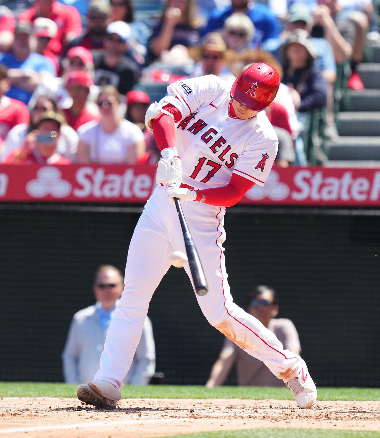 エンゼルス対ブルージェイズ　3回裏エンゼルス1死一塁、中越えに2点本塁打を放つ大谷（撮影・菅敏）