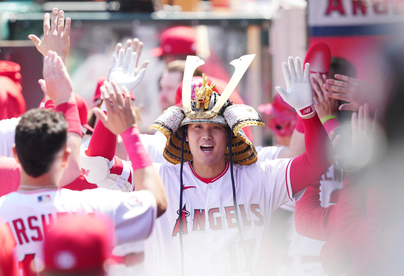 エンゼルス対ブルージェイズ　3回裏エンゼルス1死一塁、中越えに2点本塁打を放ち、かぶとをかぶりタッチをする大谷（撮影・菅敏）