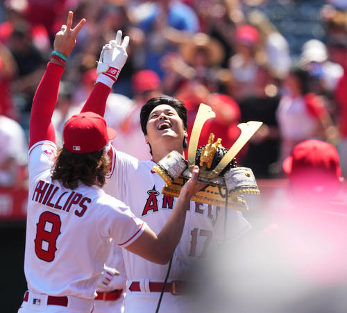 エンゼルス対ブルージェイズ　3回裏エンゼルス1死一塁、中越えに2点本塁打を放ち、かぶとを前に喜びを爆発させる大谷（撮影・菅敏）