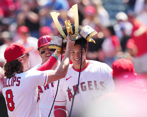 エンゼルス対ブルージェイズ　3回裏エンゼルス1死一塁、中越えに2点本塁打を放ち、かぶとをかぶせてもらう大谷（撮影・菅敏）