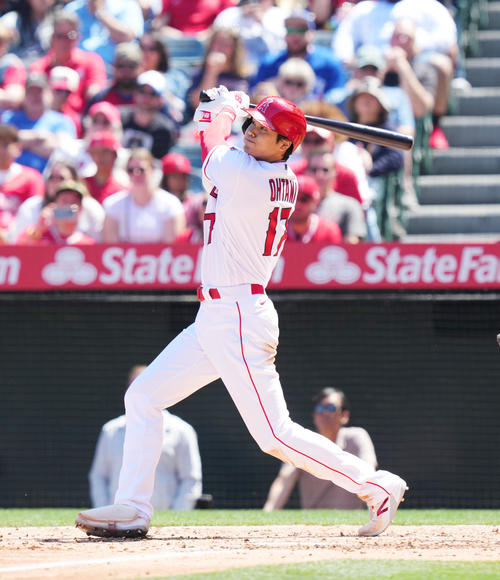 エンゼルス対ブルージェイズ　3回裏エンゼルス1死一塁、中越えに2点本塁打を放つ大谷（撮影・菅敏）