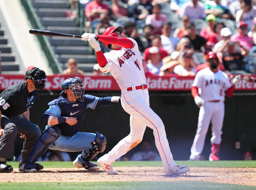 エンゼルス対ブルージェイズ　5回裏エンゼルス無死、中前打を放つ大谷（撮影・菅敏）