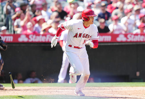 エンゼルス対ブルージェイズ　5回裏エンゼルス無死、中前打を放つ大谷（撮影・菅敏）