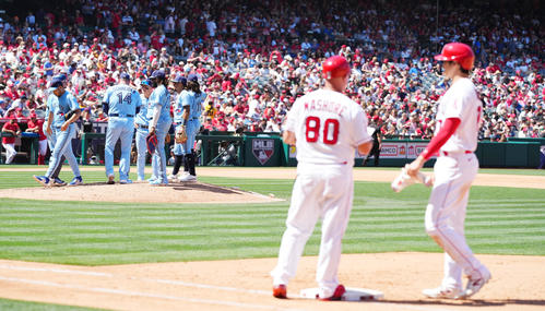 エンゼルス対ブルージェイズ　5回途中、一塁走者大谷（右）を横目に降板する菊池（撮影・菅敏）