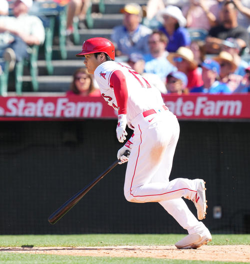 エンゼルス対ブルージェイズ　7回裏エンゼルス2死、二ゴロに倒れる大谷（撮影・菅敏）