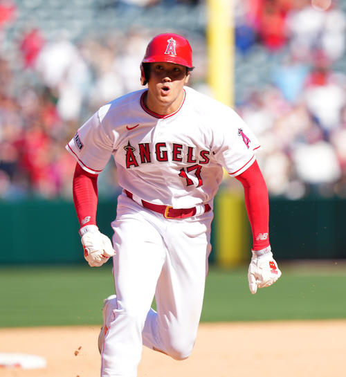 エンゼルス対ブルージェイズ　9回裏エンゼルス2死満塁、レンフローの同点の2点適時二塁打で二塁から生還する大谷（撮影・菅敏）