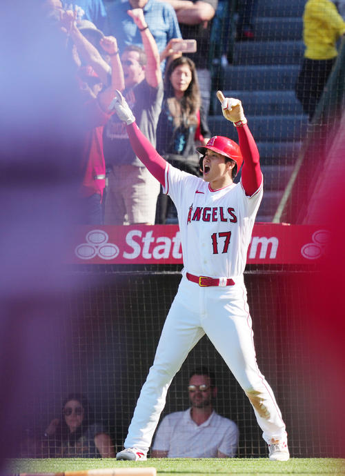 エンゼルス対ブルージェイズ　9回裏エンゼルス2死満塁、レンフローの同点の2点適時二塁打で二塁から生還し、ガッツポーズを見せる大谷（撮影・菅敏）