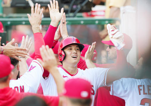 エンゼルス対ブルージェイズ　9回裏エンゼルス2死満塁、レンフローの同点の2点適時二塁打で二塁から生還し、ナインとタッチをする大谷（中央）（撮影・菅敏）