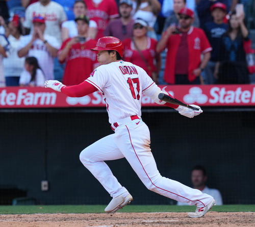 エンゼルス対ブルージェイズ　10回裏エンゼルス2死満塁、二ゴロに倒れ、ゲームセットとする大谷（撮影・菅敏）