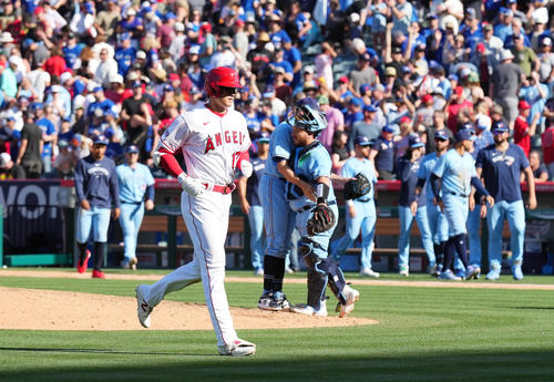 エンゼルス対ブルージェイズ　10回裏エンゼルス2死満塁、二ゴロに倒れゲームセットとし、引き揚げる大谷（手前）（撮影・菅敏）