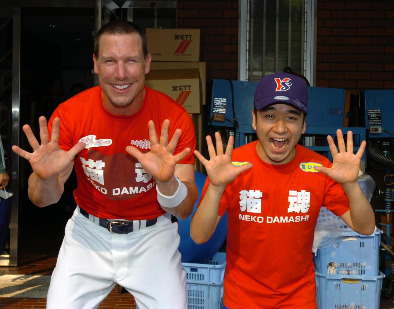 2006年6月、アダム・リグス（左）はパフォーマンスの師匠・猫ひろしからファンサービスの教えをうける。183センチのリグスが「先生」と小さくなって教えを乞うと147センチの猫から「考えるな！感じろ！」とアドバイスをうけた
