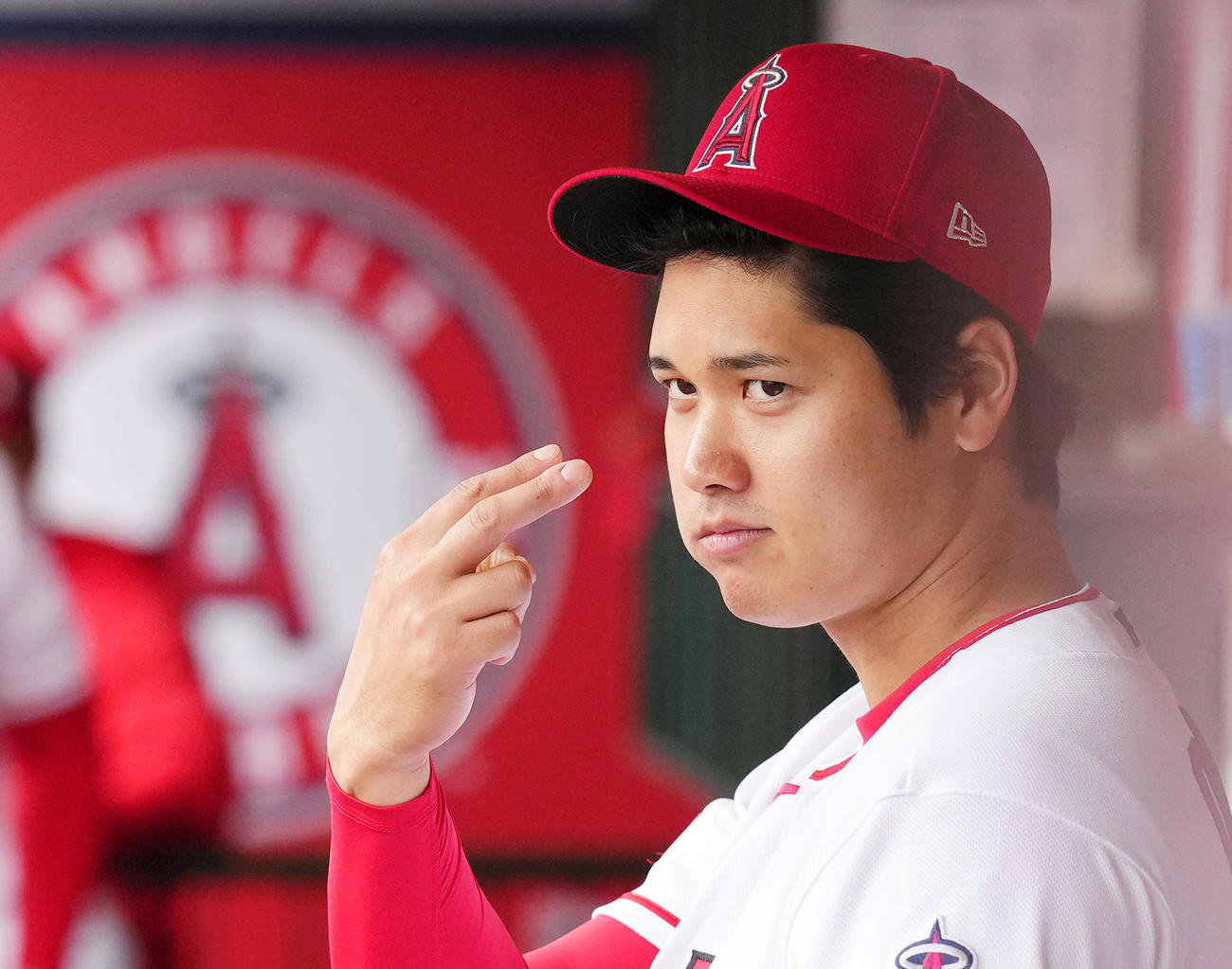 エンゼルス対ナショナルズ　試合中、ナインに見てるぞとポーズをとるエンゼルス大谷（撮影・菅敏）