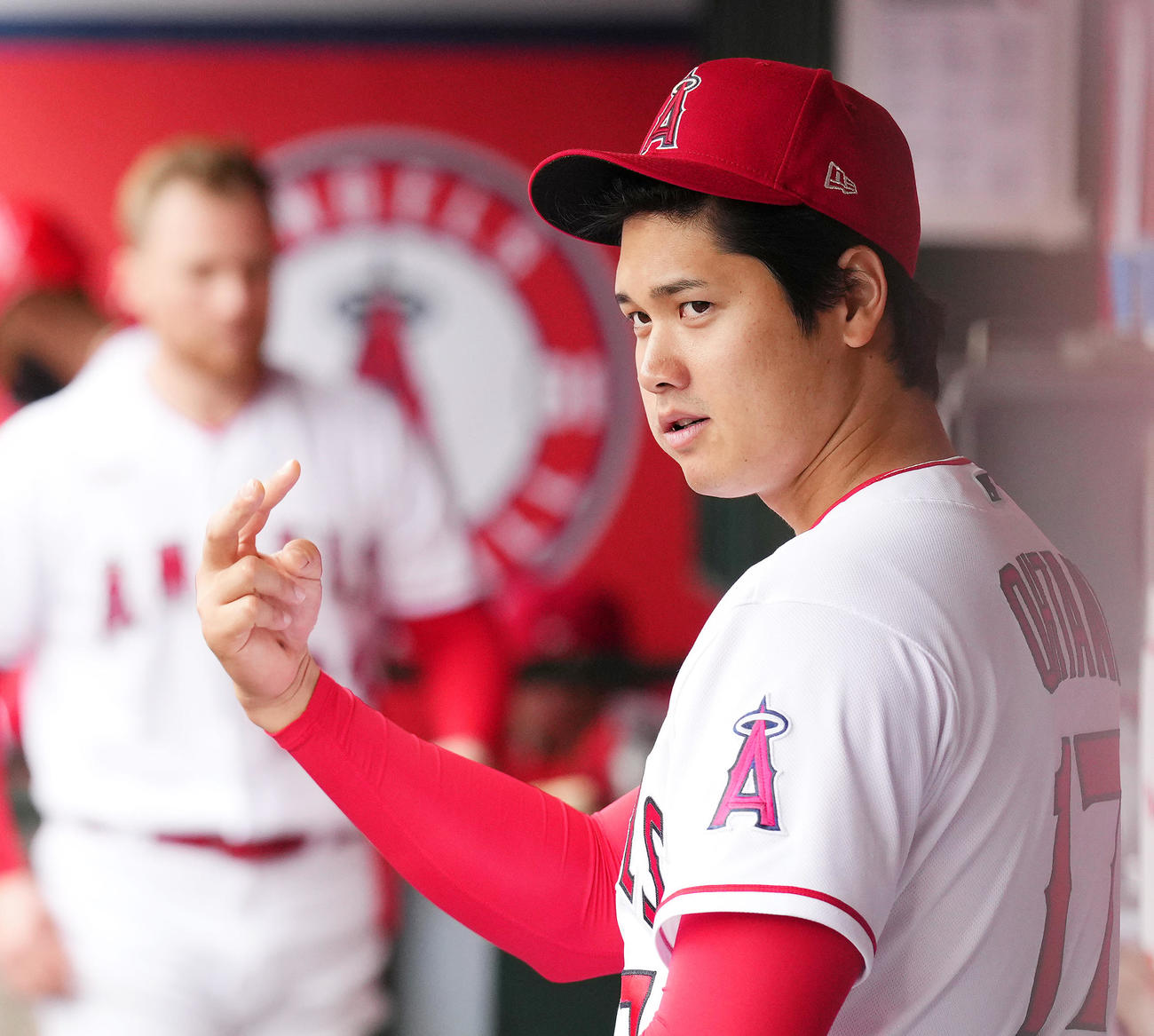 エンゼルス対ナショナルズ　試合中、ナインに見てるぞとポーズをとるエンゼルス大谷（撮影・菅敏）