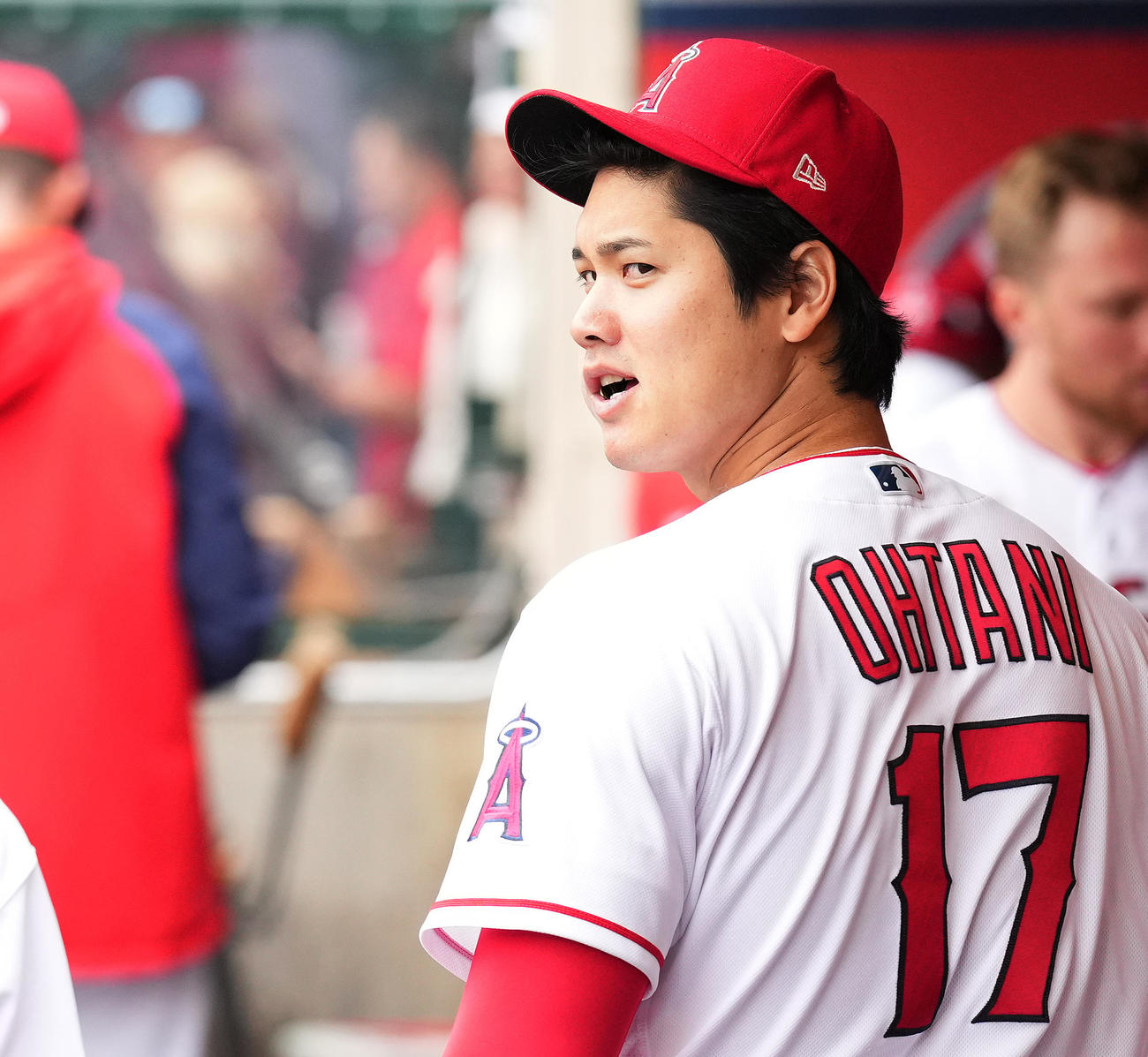 エンゼルス対ナショナルズ　試合中、ナインに見てるぞとポーズをとるエンゼルス大谷（撮影・菅敏）