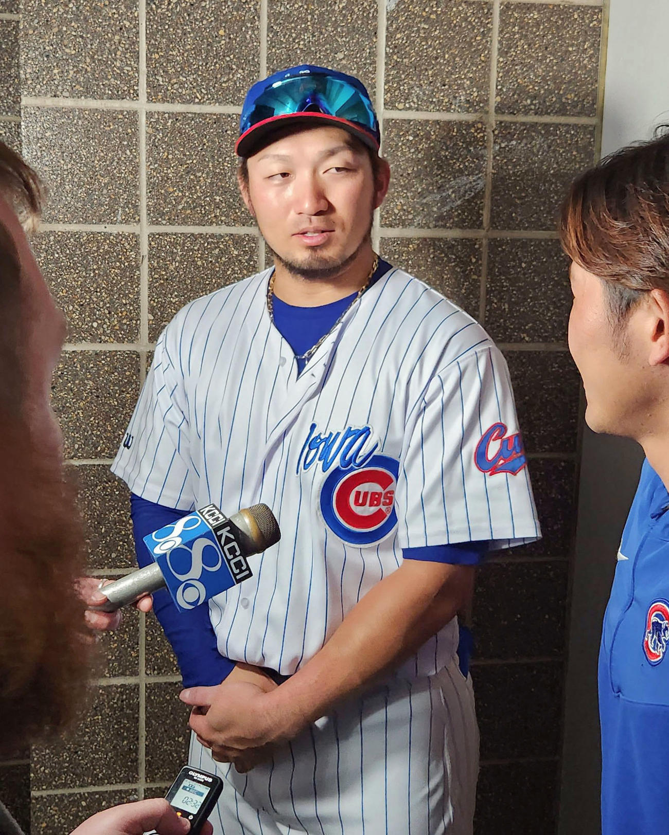 マイナー3Aアイオワでの試合後に取材に応じるカブス鈴木（共同）
