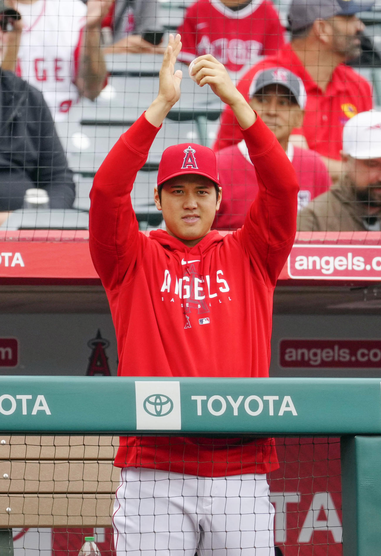 ナショナルズ戦で、ベンチから試合を見る大谷翔平。この試合は出場しなかった（共同）