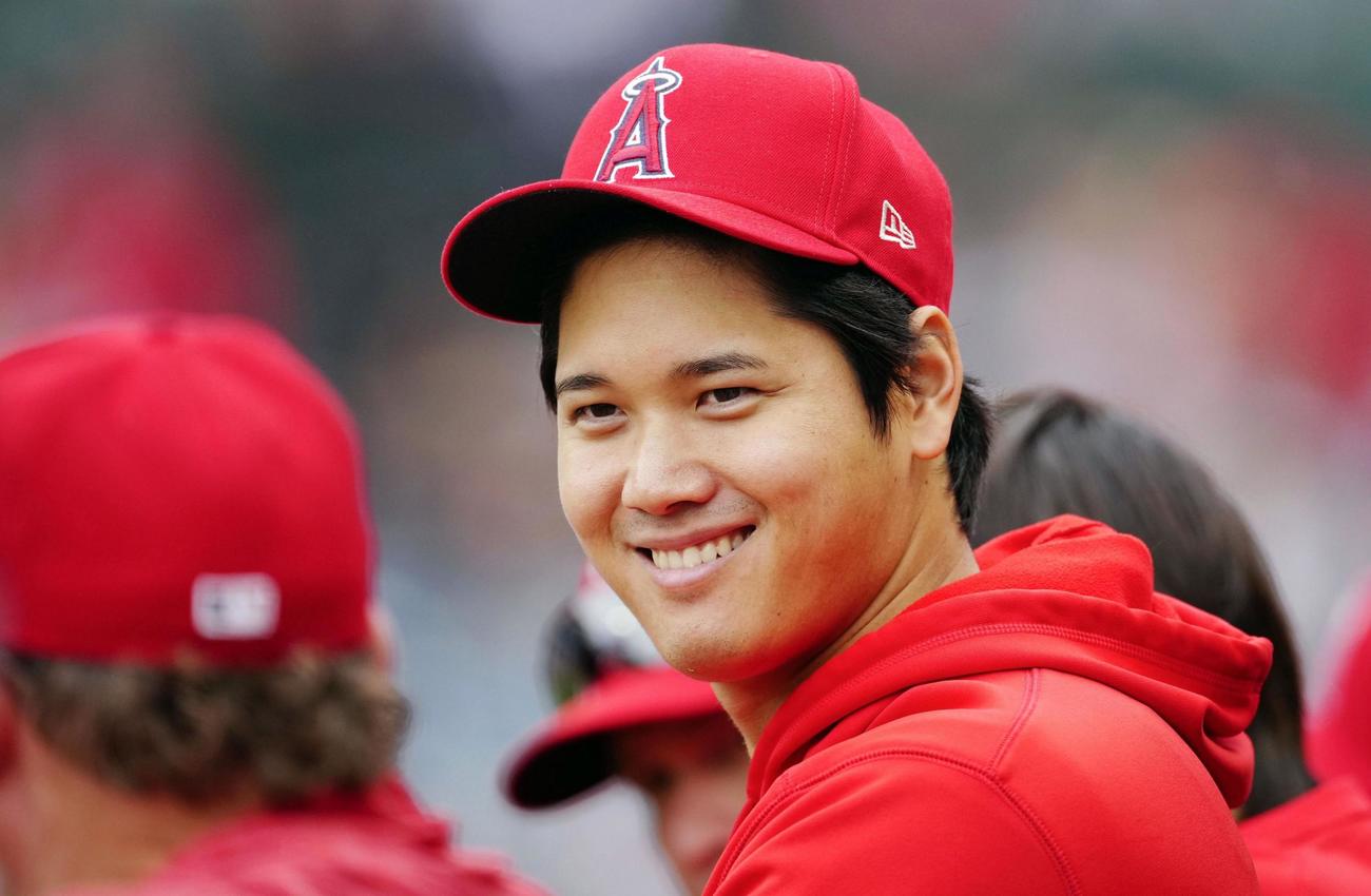ナショナルズ戦で、ベンチで笑顔の大谷翔平。この試合は出場しなかった（共同）