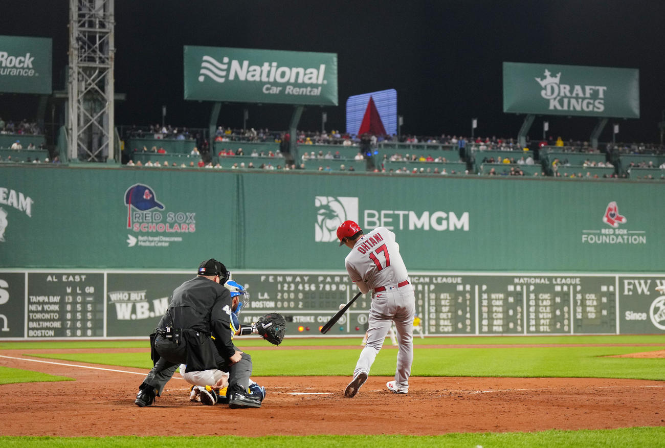 レッドソックス対エンゼルス　5回表エンゼルス1死、左前打を放つ大谷（撮影・菅敏）