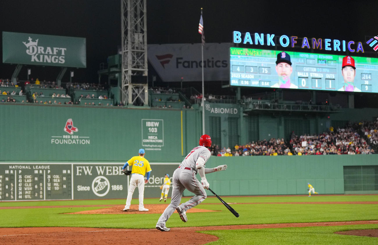 レッドソックス対エンゼルス　5回表エンゼルス1死、左前打を放つ大谷（撮影・菅敏）