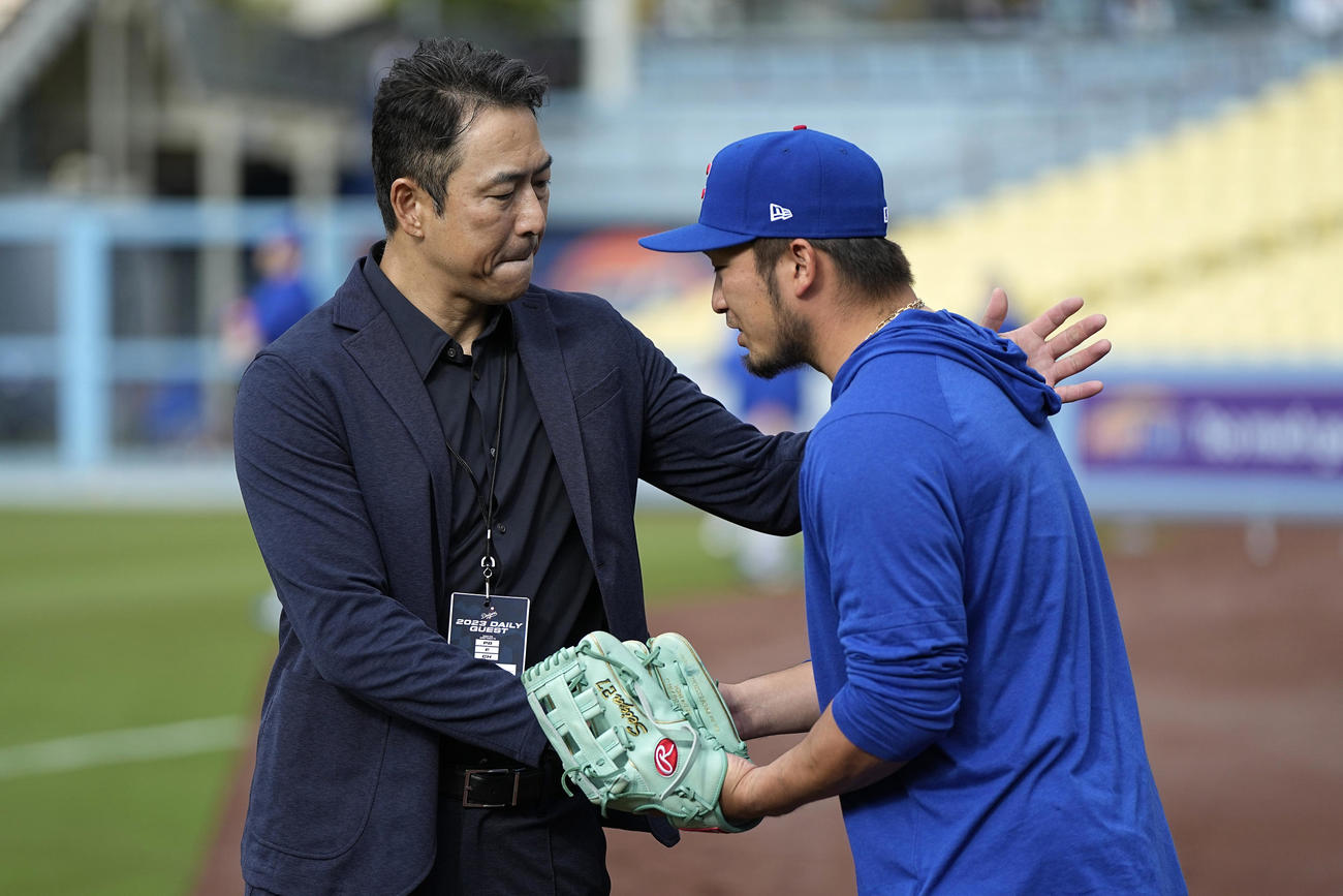 試合前、広島の大先輩・黒田博樹氏から激励されるカブス鈴木誠也（AP）