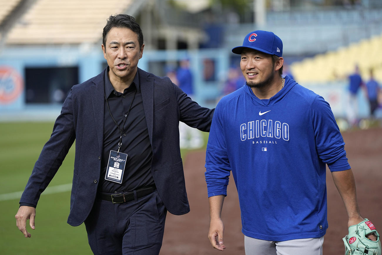 試合前、広島の大先輩・黒田博樹氏から激励されるカブス鈴木誠也（AP）