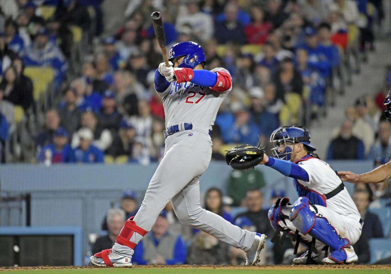 ドジャース戦の8回、1号ソロ本塁打を放つカブス・鈴木＝ロサンゼルス（ゲッティ＝共同）