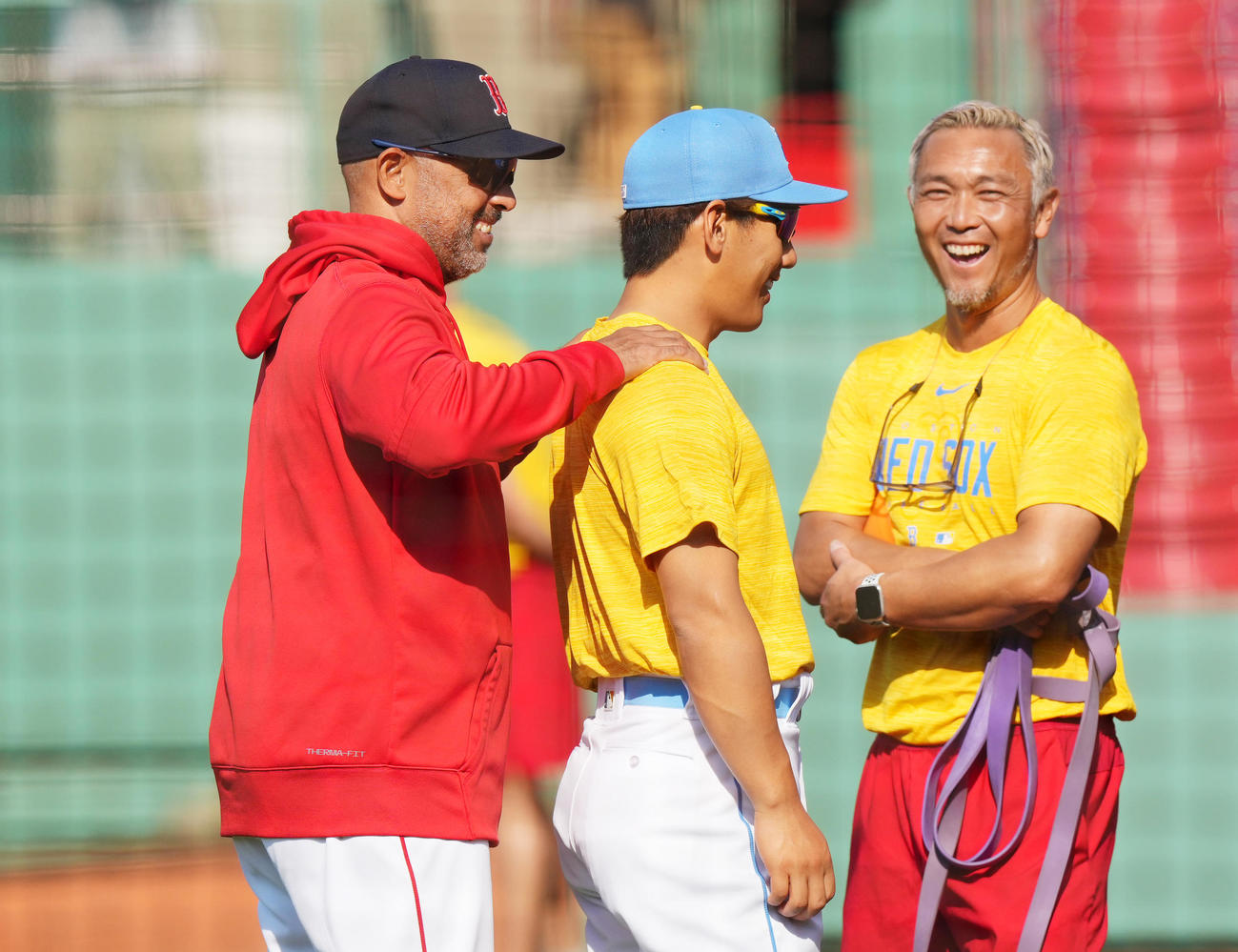 レッドソックス対エンゼルス　試合前の練習中にコーラ監督（左）に肩をもまれるレッドソックス吉田（撮影・菅敏）