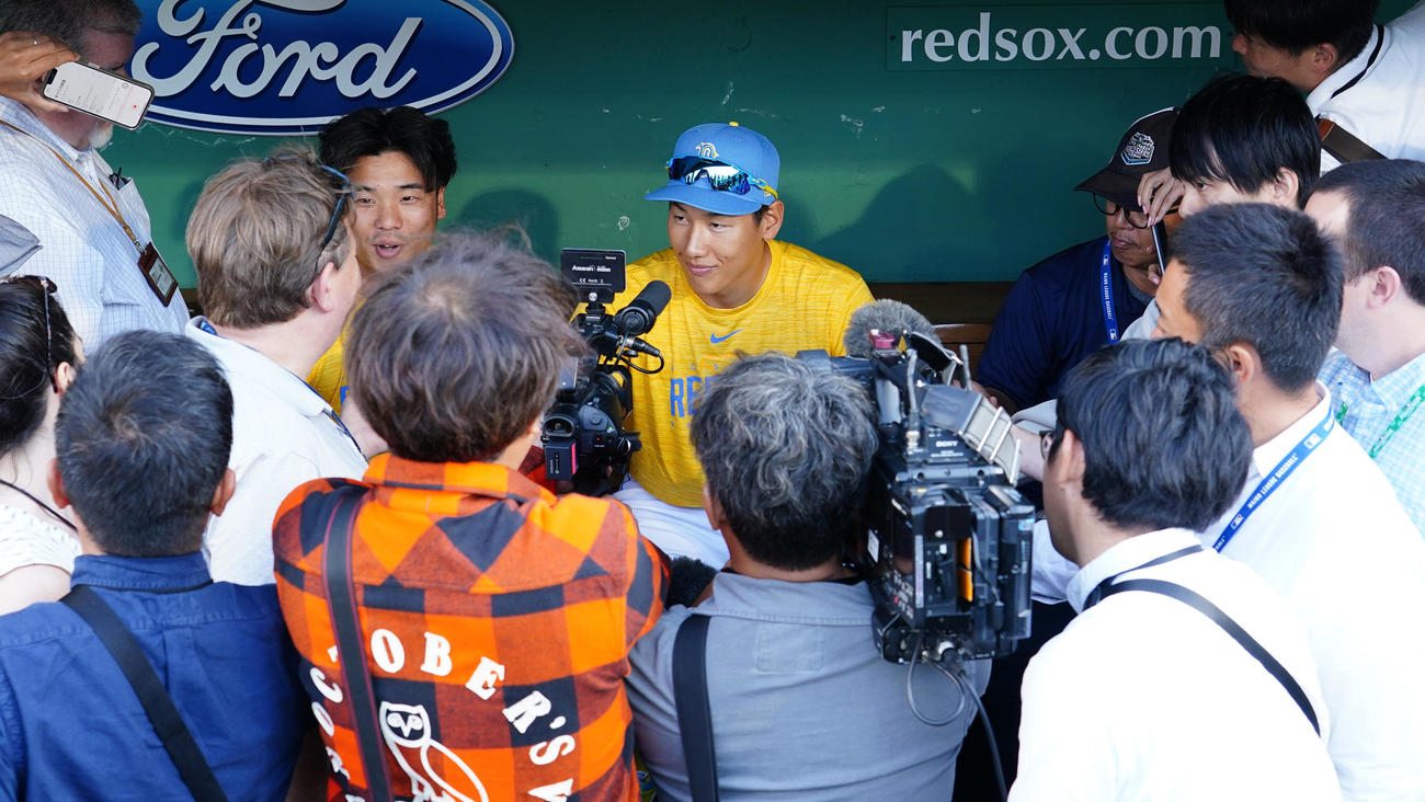 レッドソックス対エンゼルス　試合前、囲み取材に応じるレッドソックス吉田（撮影・菅敏）
