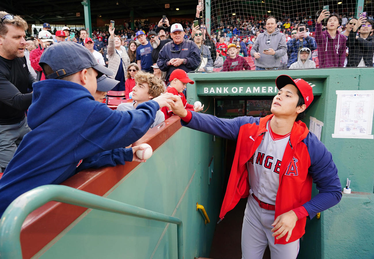 レッドソックス対エンゼルス　試合前、ファンにサインをするエンゼルス大谷（撮影・菅敏）