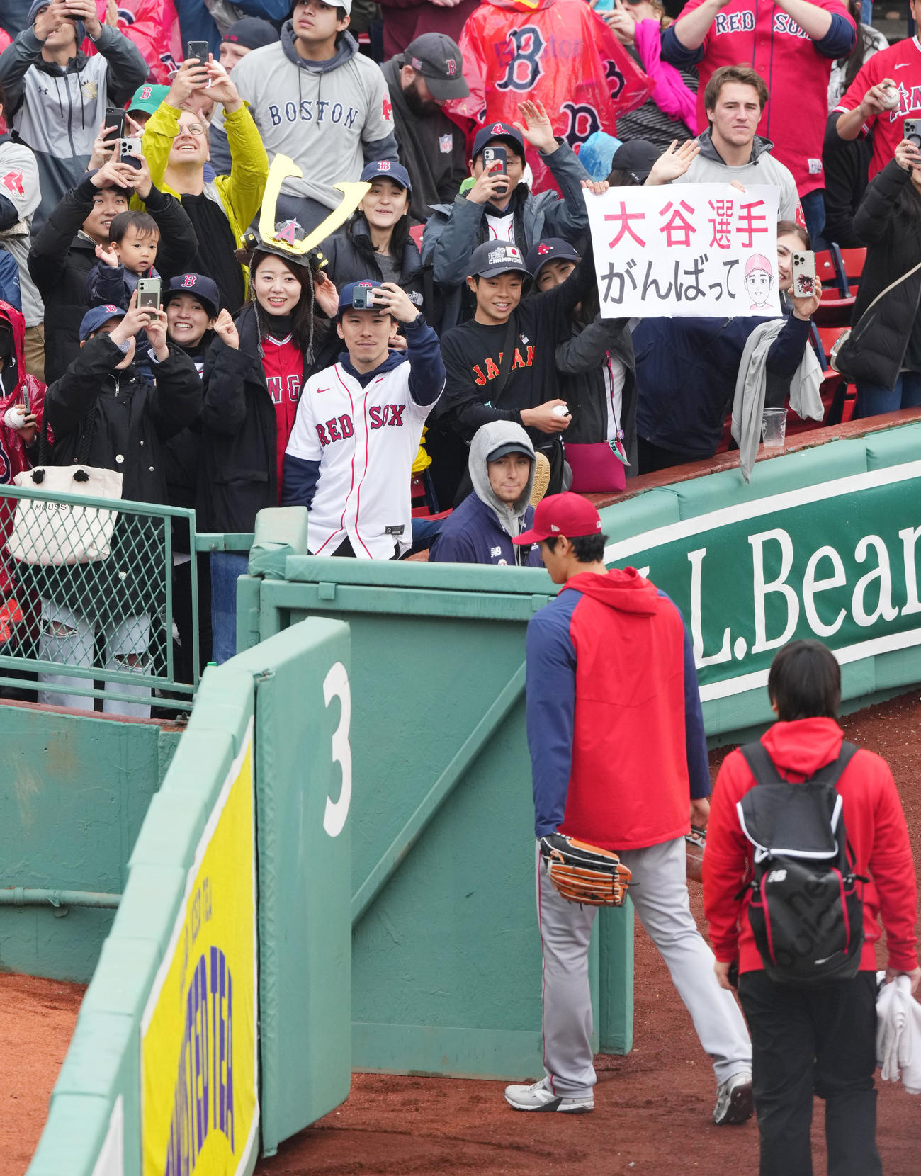 レッドソックス対エンゼルス　ファンの大声援を受けながらブルペンに入るエンゼルス大谷（撮影・菅敏）