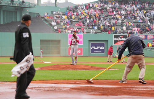 レッドソックス対エンゼルス 2回、投球練習をするエンゼルス大谷。手前は突然の雨にフィールドを整備するスタッフ(撮影・菅敏)