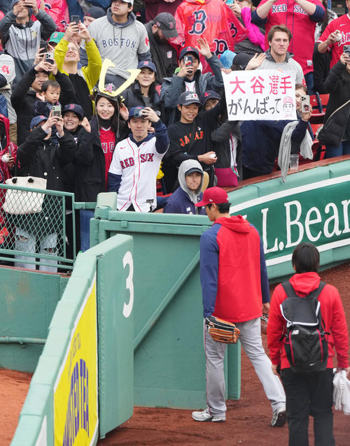 レッドソックス対エンゼルス ファンの大声援を受けながらブルペンに入るエンゼルス大谷(撮影・菅敏)