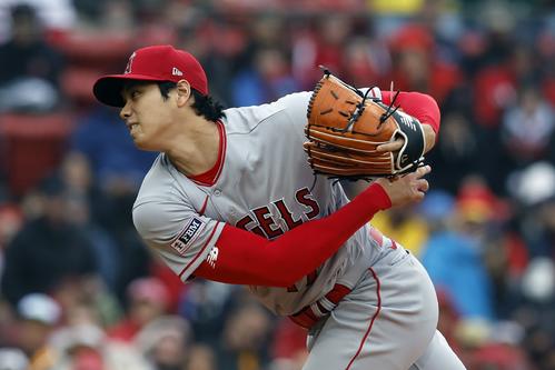 レッドソックス対エンゼルス 先発し力投するエンゼルス大谷(AP)