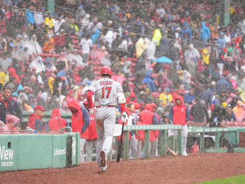 レッドソックス対エンゼルス 3回途中、雨で中断し、駆け足でベンチに戻るエンゼルス大谷(手前)(撮影・菅敏)