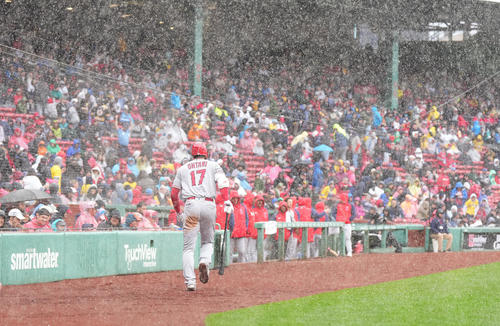 レッドソックス対エンゼルス 3回途中、雨で中断し、駆け足でベンチに戻るエンゼルス大谷(手前)(撮影・菅敏)
