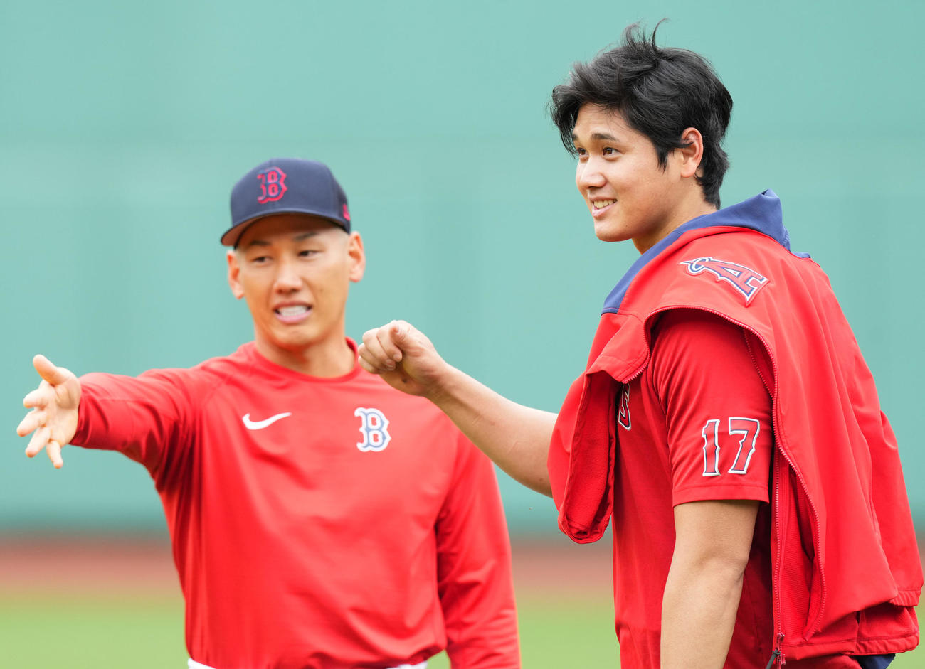 レッドソックス対エンゼルス　試合前、レッドソックス吉田（左）にあいさつする大谷（撮影・菅敏）