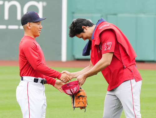 レッドソックス対エンゼルス 試合前、レッドソックス吉田(左)に握手であいさつする大谷(撮影・菅敏)