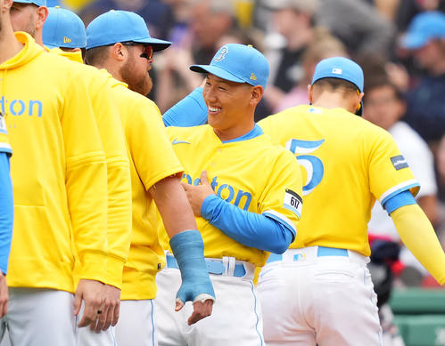 エンゼルスの勝利し、笑顔でナインとタッチをするレッドソックス吉田(中央)(撮影・菅敏)