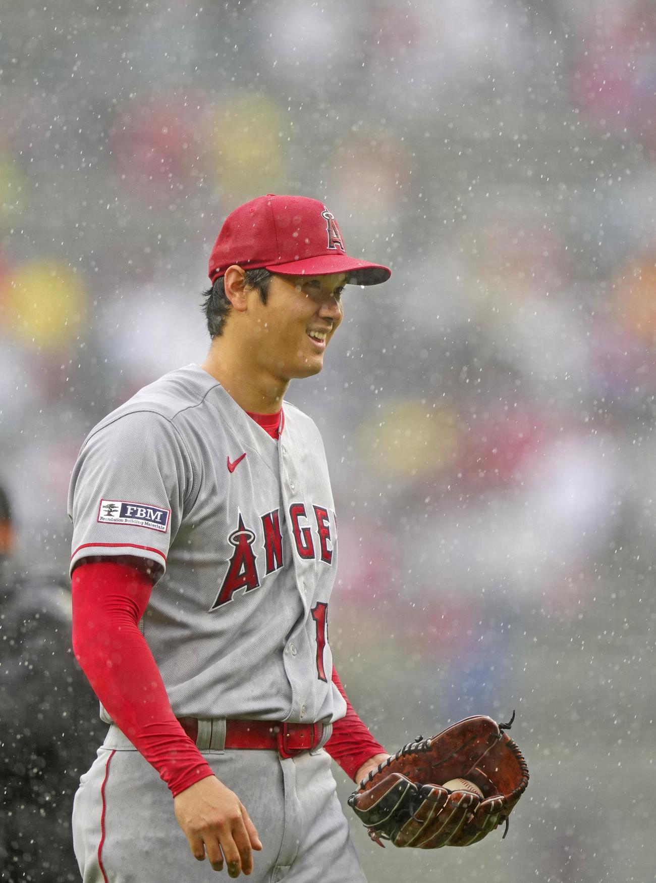 レッドソックス戦の2回、雨脚が強まり苦笑いする大谷翔平（共同）
