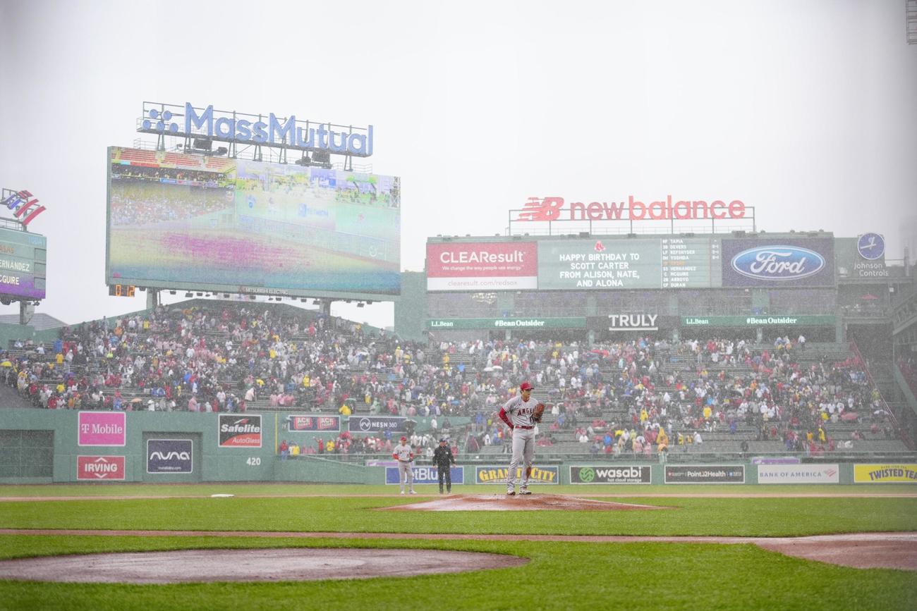 雨の中、レッドソックス戦のマウンドに立つ大谷翔平（共同）