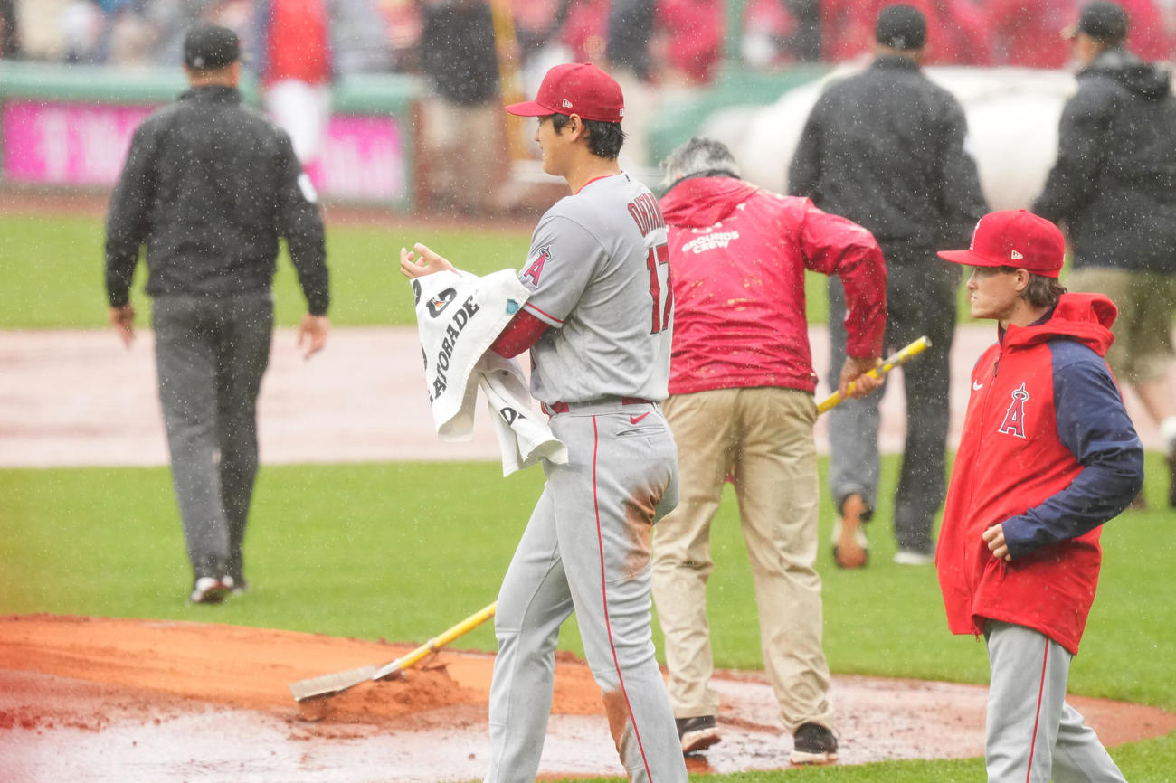 レッドソックス対エンゼルス　2回の投球を前に突然雨が降り出し、タオルで手を拭くエンゼルス大谷（撮影・菅敏）