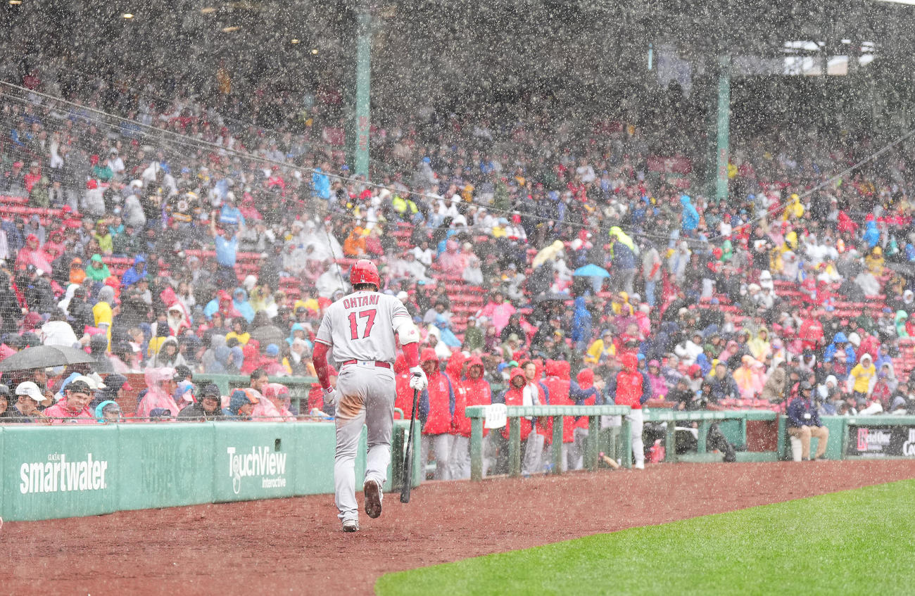 レッドソックス対エンゼルス　3回途中、雨で中断し、駆け足でベンチに戻るエンゼルス大谷（手前）（撮影・菅敏）